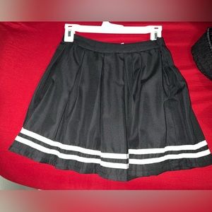 Black and white mini skirt. Size Xs